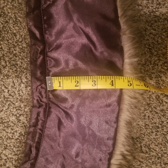 Faux fur collar with button holes - Picture 4 of 5